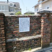 建物は一部だけ、大半はレンガの塀