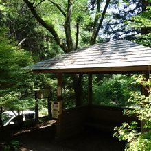 こちらの東屋で看板が見えにくいので注意です
