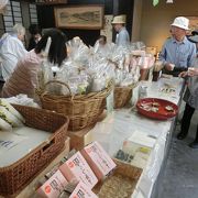 女将の愛想も売り