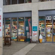 建物内　お土産屋さんもあります