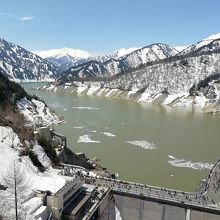 様々な雪の山