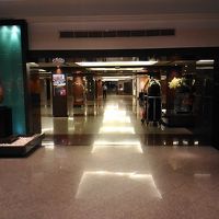 1階のエントランス入ってすぐ。奥行きの広い造りです。