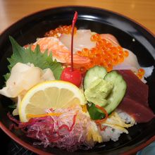 海鮮丼のアップ写真　５種類の海鮮