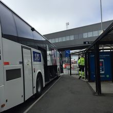 空港出口前にバス停あり