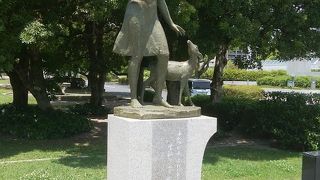 鹿とたわむれる少女