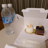 特典のケーキとミネラルウォーター