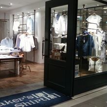 湘南の風のようなシャツがいっぱい。