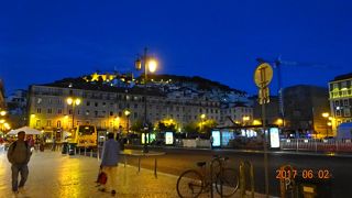 正方形の広場です。ジョアン一世の騎馬像が広場の中央にあります。