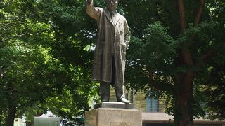 木立の中にひっそりと