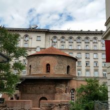 ビルに囲まれて