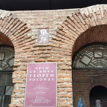 レンガ造りの入口