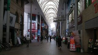 あらゆる種類のお店がある商店街