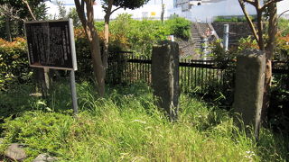 往時に思いをはせることができる旧江の島道沿いに多く見られる道標