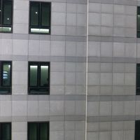 目の前にはビルが