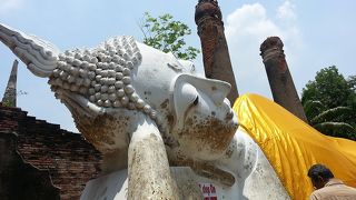 涅槃仏 (ワット ヤイ チャイ モンコン)