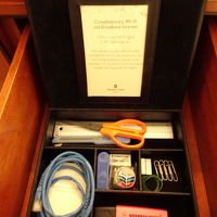 引き出しには文房具がそろっている