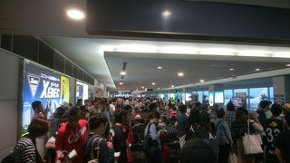 出発が重なる時間になると搭乗待合室で座れません