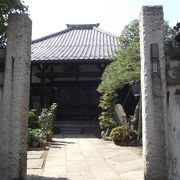 本堂が木造で小ぢんまりした日蓮宗の寺院です。