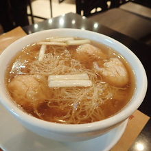 これぞ有名な「海老ワンタン麺」