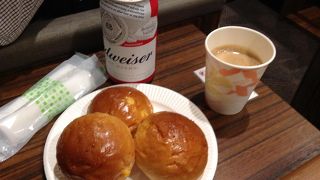 カードラウンジ、1階にあります。