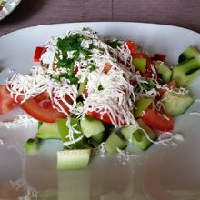 トマトときゅうりとチーズのサラダ