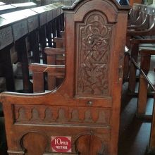 椅子の木彫りも細かい