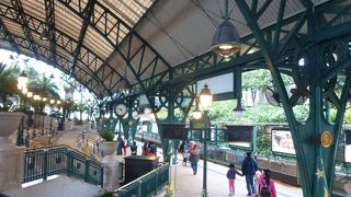 ディズニーランドのそばにあります。