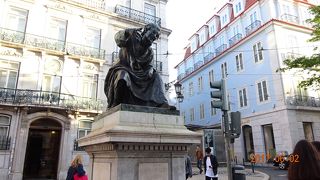 お洒落なカフェやレストラン、ショップがあるリスボンの繁華街