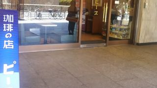 ハルクに入っているカフェです。1階の路面店