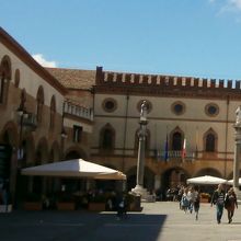 正面が市庁舎、左がヴェネツィア小宮殿です