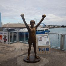 ターミナルの建物の前には具志堅用高像があった