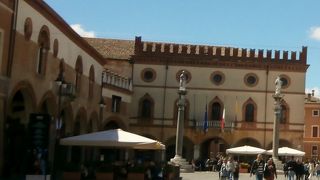 ヴェネツィア小宮殿に向かって右側が市庁舎、左側が県庁舎です