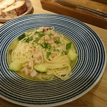 パンがおいしい。パスタはオリーブオイルたっぷり。