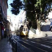 リスボン大聖堂前の短い通りです。
