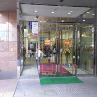 玄関から入って右がフロント