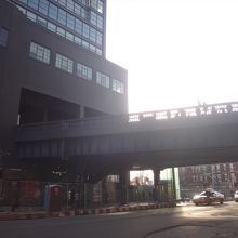 ビルの中に吸い込まれるような高架もあって面白い