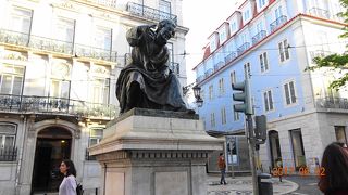 地下鉄のシアード駅を出たら、この像がありました。