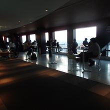 室内の大きな窓からも飲食しながら展望できる