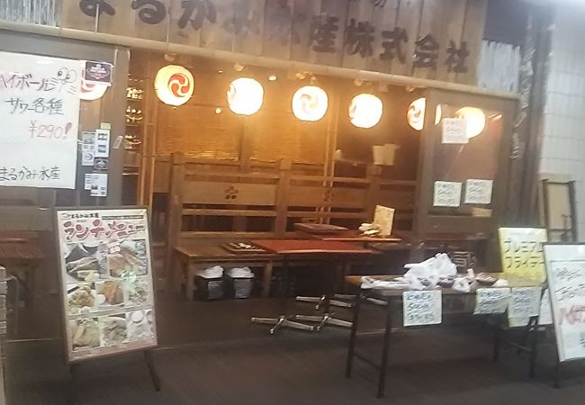 新宿西口の新宿モノリスの地下一階にあります