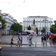 広場の中央にカモンイスの像があります。