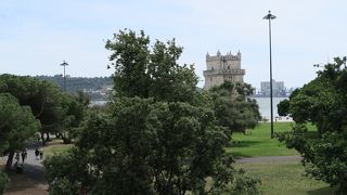 ベレンの塔の北側にある広々とした庭園