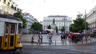 広場の中央にカモンイスの像があります。