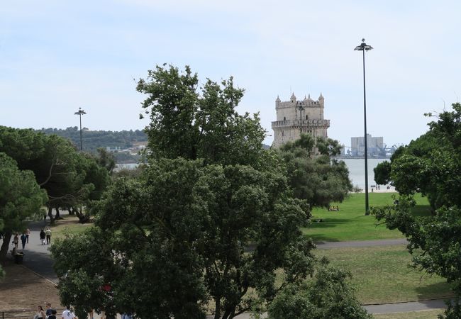 ベレンの塔の北側にある広々とした庭園