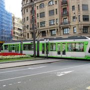 緑とシルバーの車体です