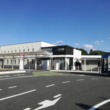 駅舎はきれい。駅前のバスロータリーが広すぎるがバスがいない。