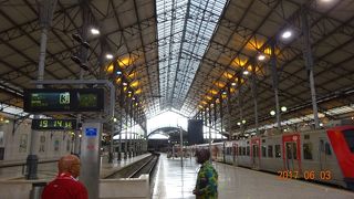 ロシオ駅の長いエスカレーターに乗って、カルモ教会に行きました。