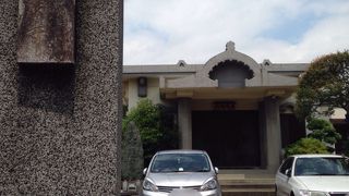 モダンなのか墓石の親分なのか