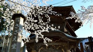 不思議ならせん構造の建物