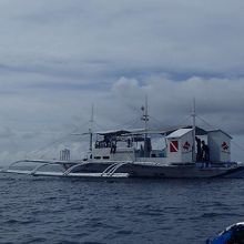 ダイビングの場合は、こんなボートに乗り換えて行きます