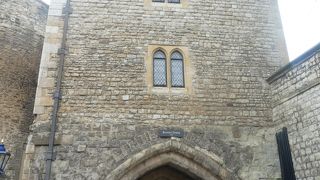 朝一番に並ぶチケット売り場は、入口に近い川側はやめて、遠いところがスムーズに買えますね